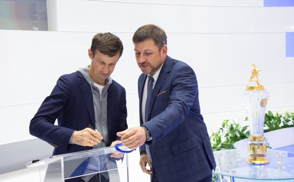 Автограф-сессия Сергея Семака на Петербургском международном газовом форуме