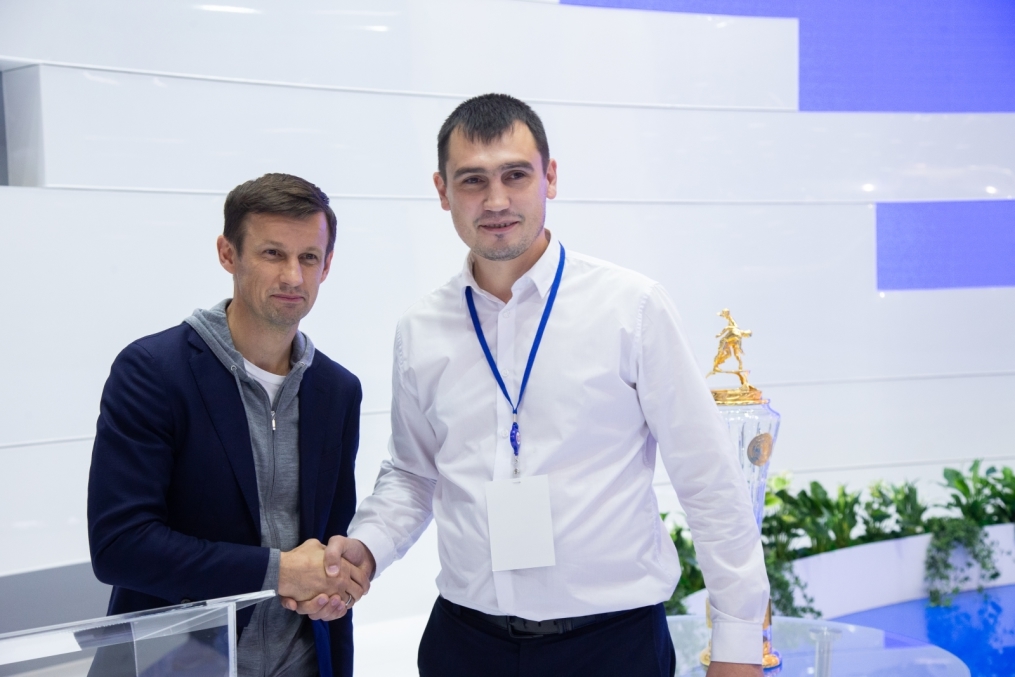 Автограф-сессия Сергея Семака на Петербургском международном газовом форуме