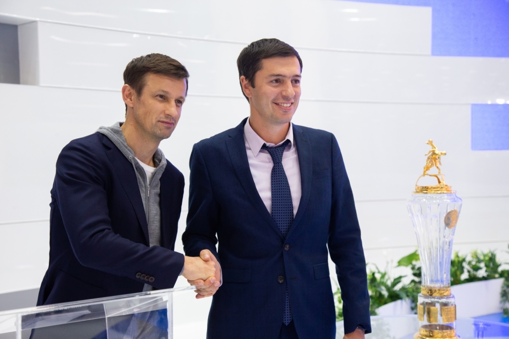 Автограф-сессия Сергея Семака на Петербургском международном газовом форуме