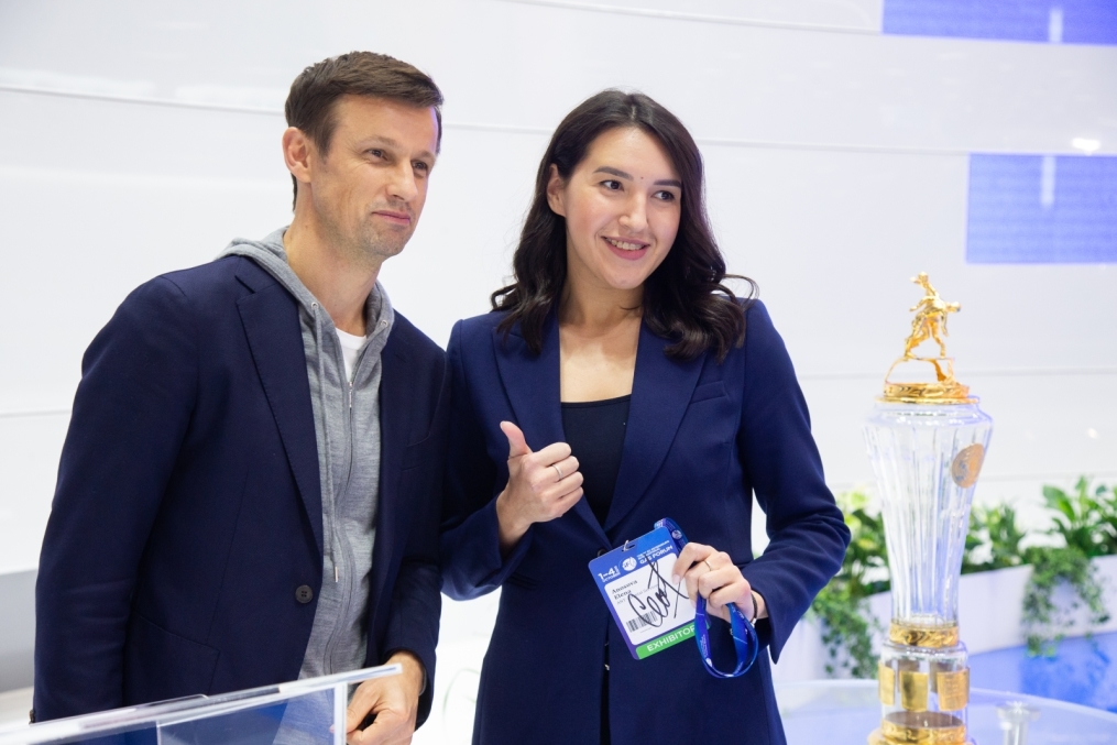 Автограф-сессия Сергея Семака на Петербургском международном газовом форуме