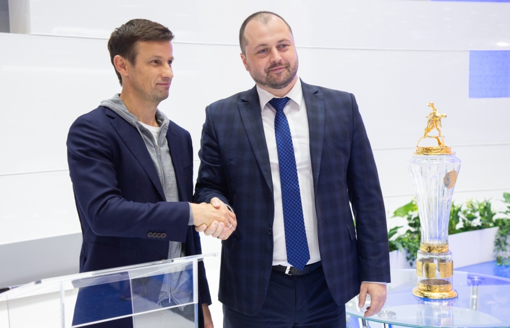 Автограф-сессия Сергея Семака на Петербургском международном газовом форуме