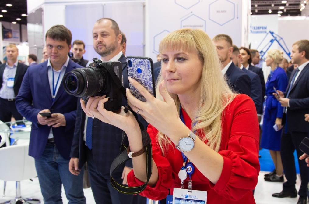 Автограф-сессия Сергея Семака на Петербургском международном газовом форуме