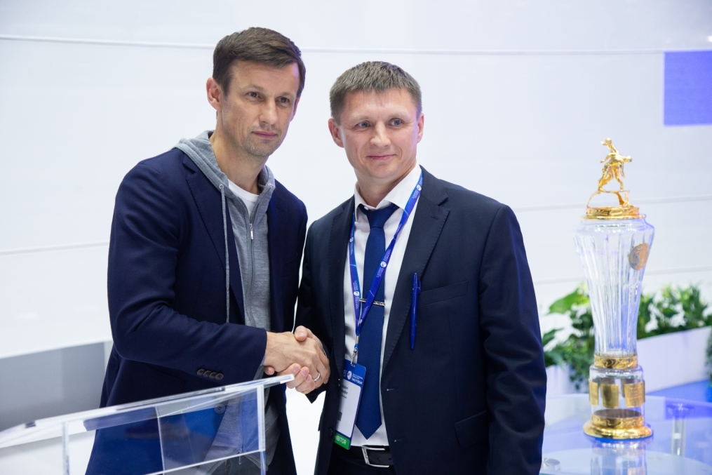 Автограф-сессия Сергея Семака на Петербургском международном газовом форуме