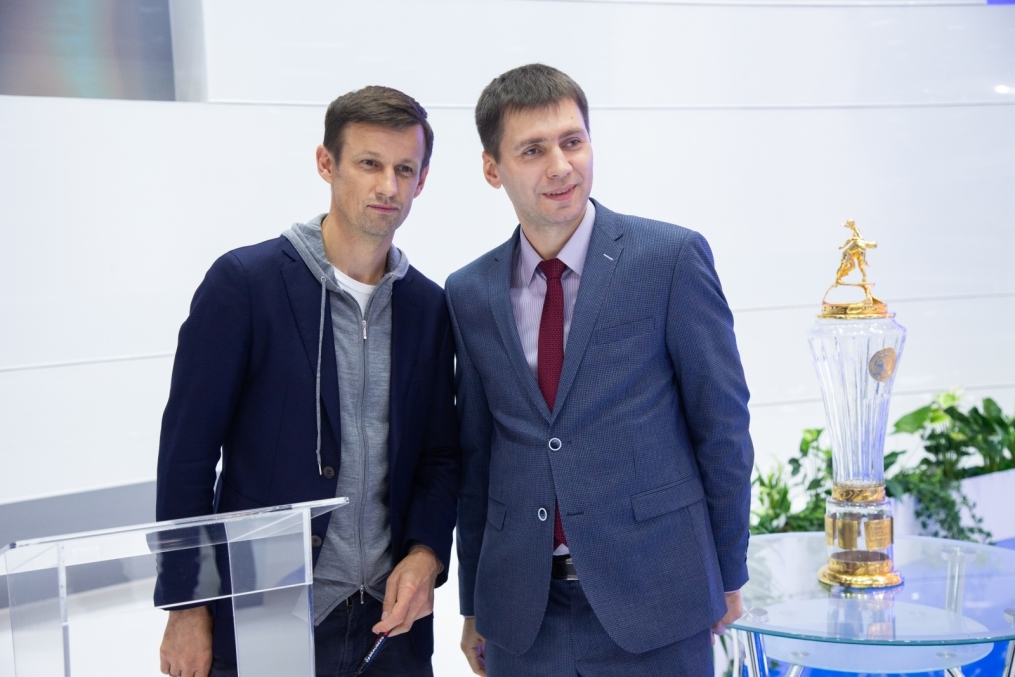 Автограф-сессия Сергея Семака на Петербургском международном газовом форуме