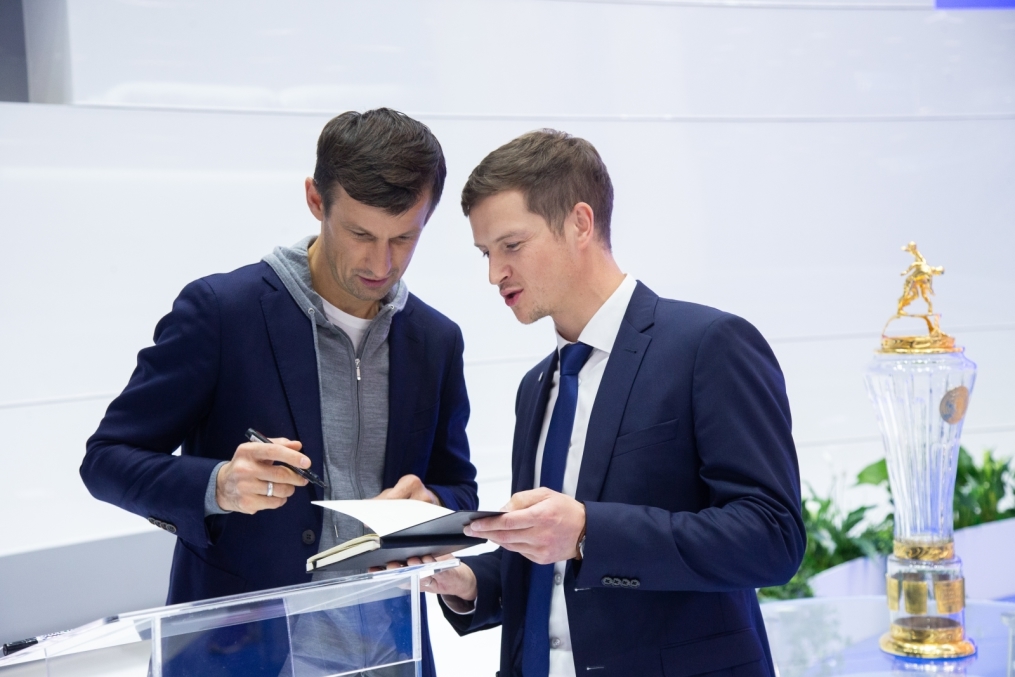 Автограф-сессия Сергея Семака на Петербургском международном газовом форуме