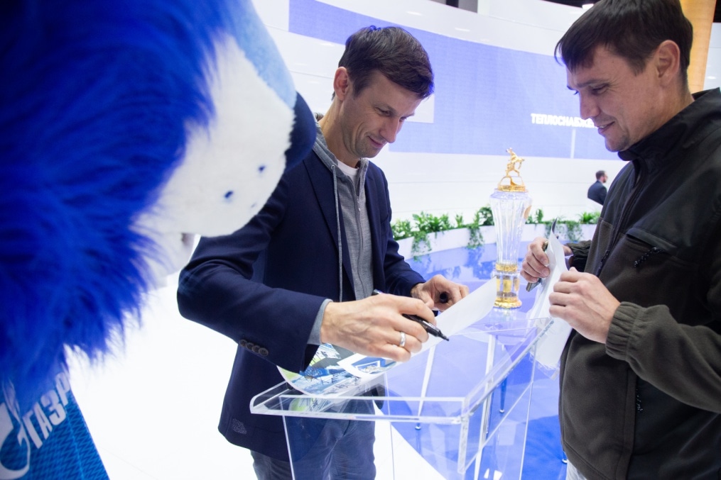 Автограф-сессия Сергея Семака на Петербургском международном газовом форуме