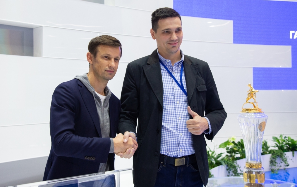 Автограф-сессия Сергея Семака на Петербургском международном газовом форуме