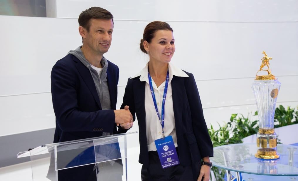 Автограф-сессия Сергея Семака на Петербургском международном газовом форуме