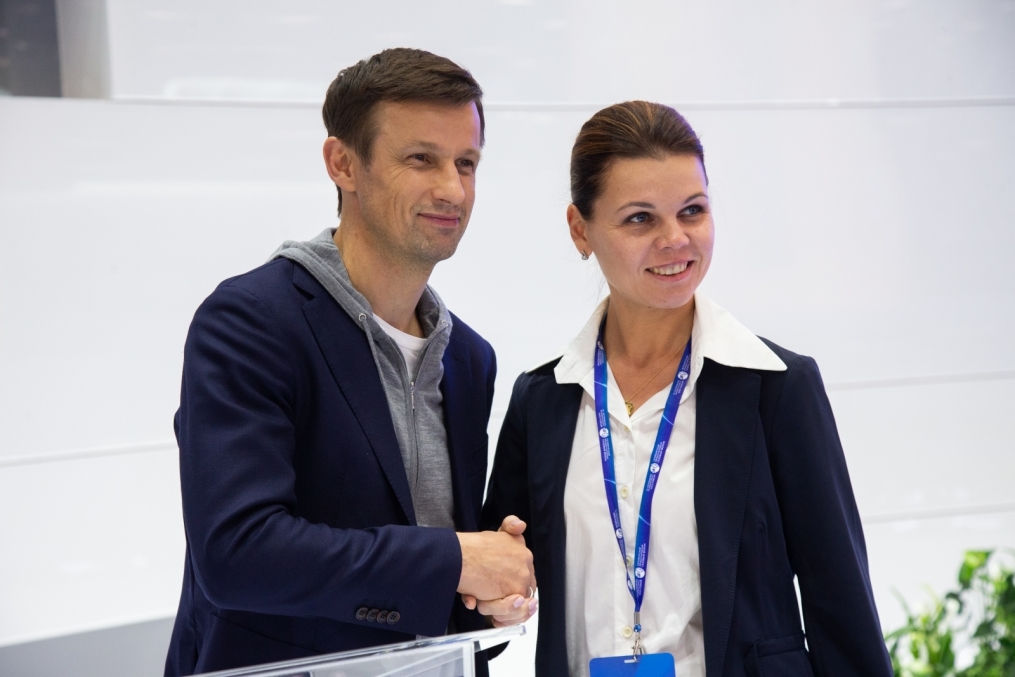 Автограф-сессия Сергея Семака на Петербургском международном газовом форуме