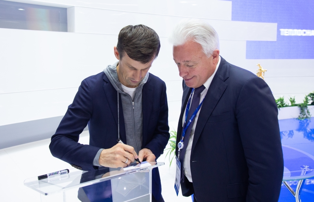 Автограф-сессия Сергея Семака на Петербургском международном газовом форуме