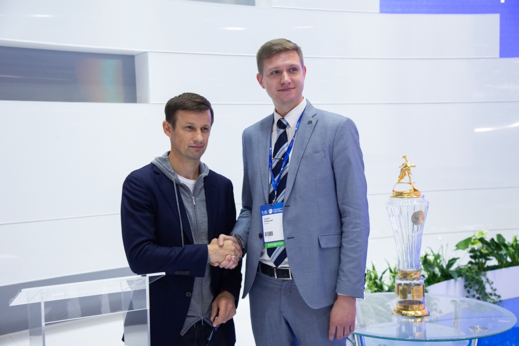 Автограф-сессия Сергея Семака на Петербургском международном газовом форуме