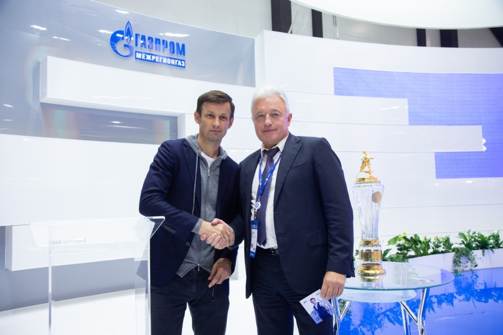 Автограф-сессия Сергея Семака на Петербургском международном газовом форуме