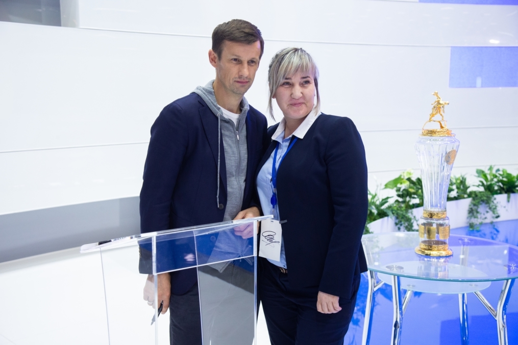 Автограф-сессия Сергея Семака на Петербургском международном газовом форуме