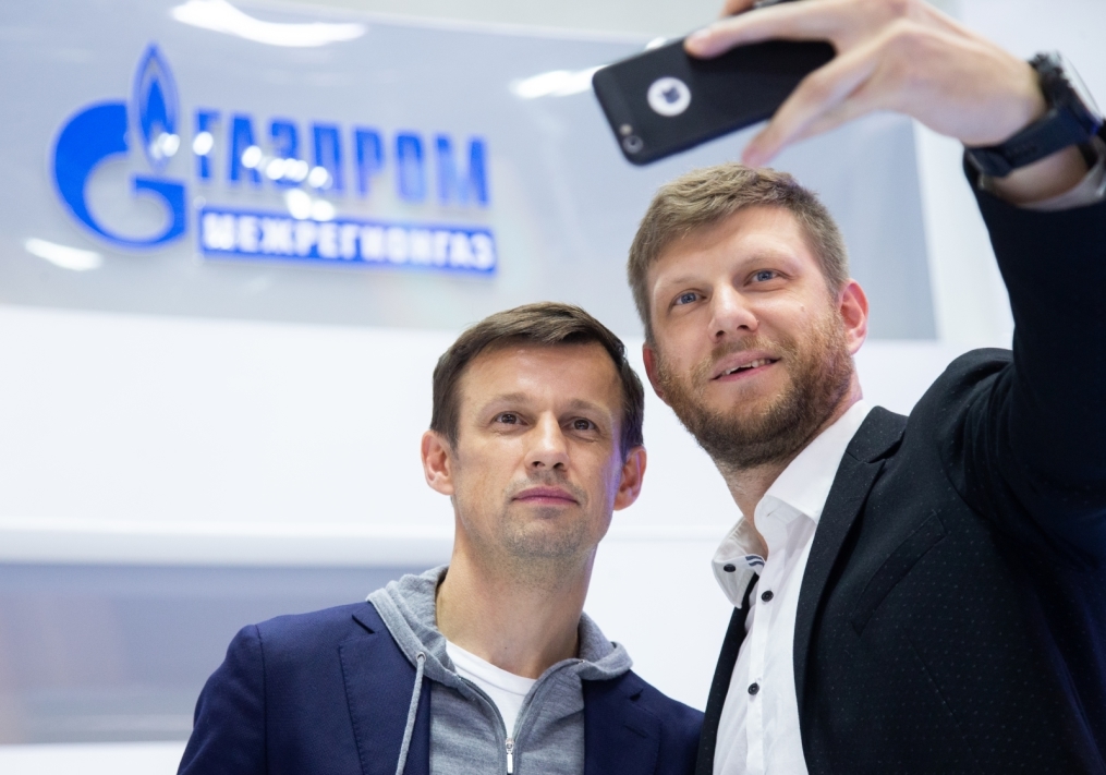 Автограф-сессия Сергея Семака на Петербургском международном газовом форуме