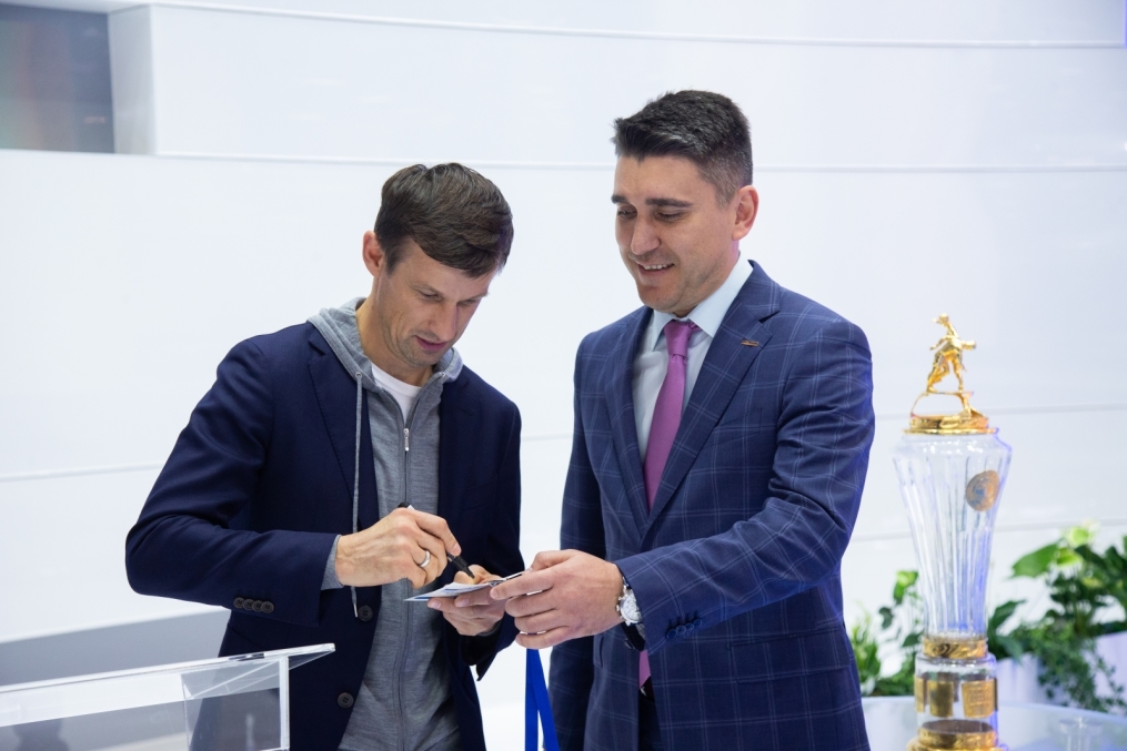 Автограф-сессия Сергея Семака на Петербургском международном газовом форуме