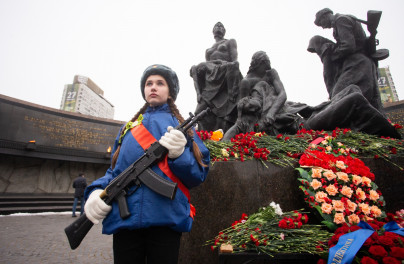 Возложение цветов к Монументу героическим защитникам Ленинграда