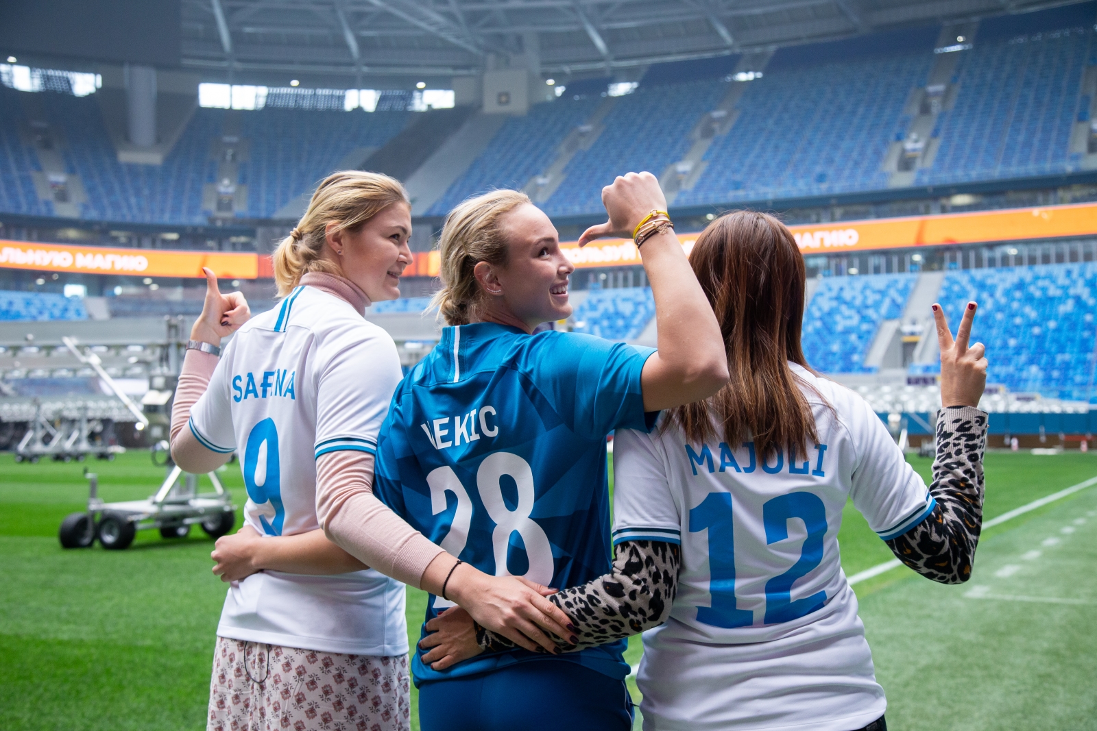 Экскурсия участников турнира Women's Trophy по «Газпром Арене»