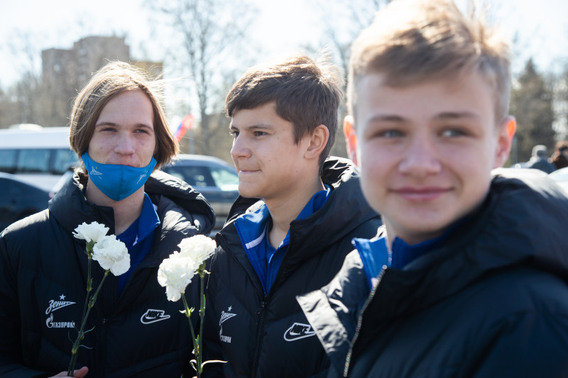 Основной состав «Зенита», женская команда и «Газпром»-Академия почтили память жертв войны на Пискаревском мемориале