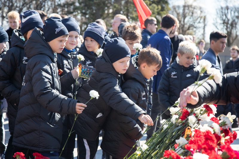 Основной состав «Зенита», женская команда и «Газпром»-Академия почтили память жертв войны на Пискаревском мемориале