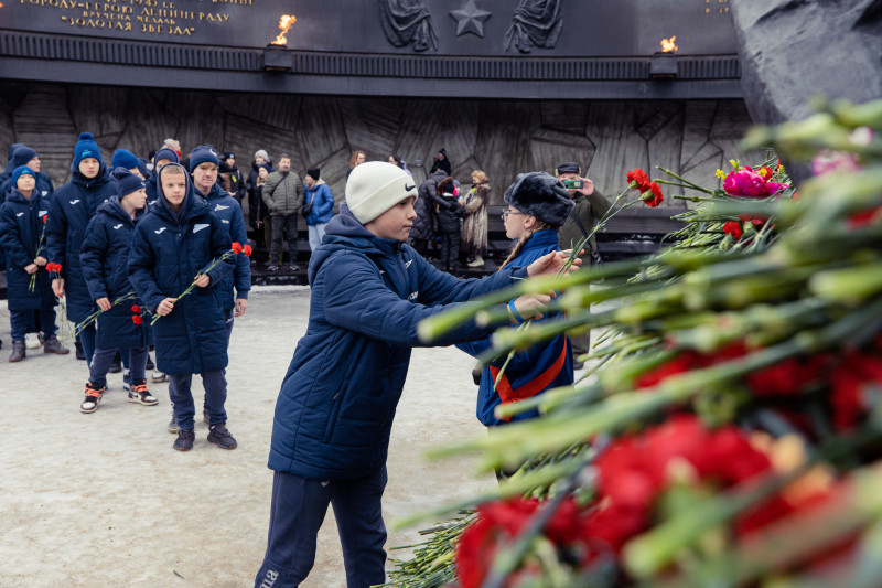 Возложение цветов на площади Победы к 80-тилетию полного освобождения Ленинграда от фашистской блокады