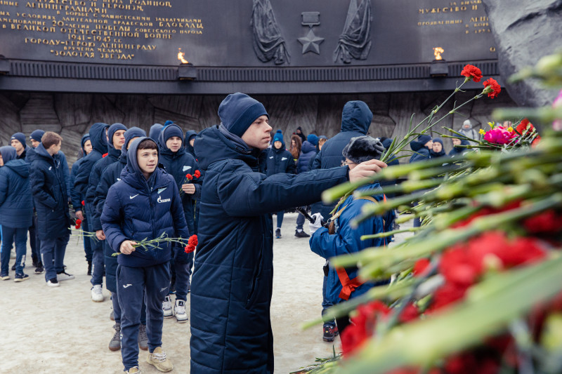 Возложение цветов на площади Победы к 80-тилетию полного освобождения Ленинграда от фашистской блокады