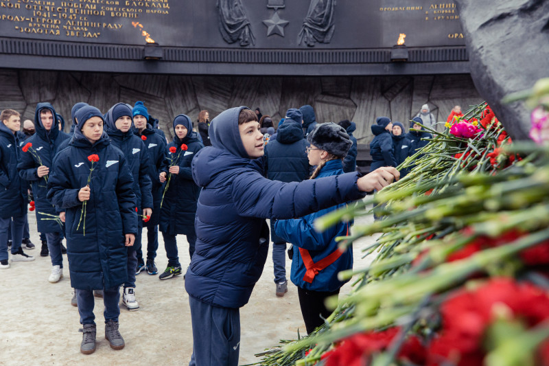 Возложение цветов на площади Победы к 80-тилетию полного освобождения Ленинграда от фашистской блокады