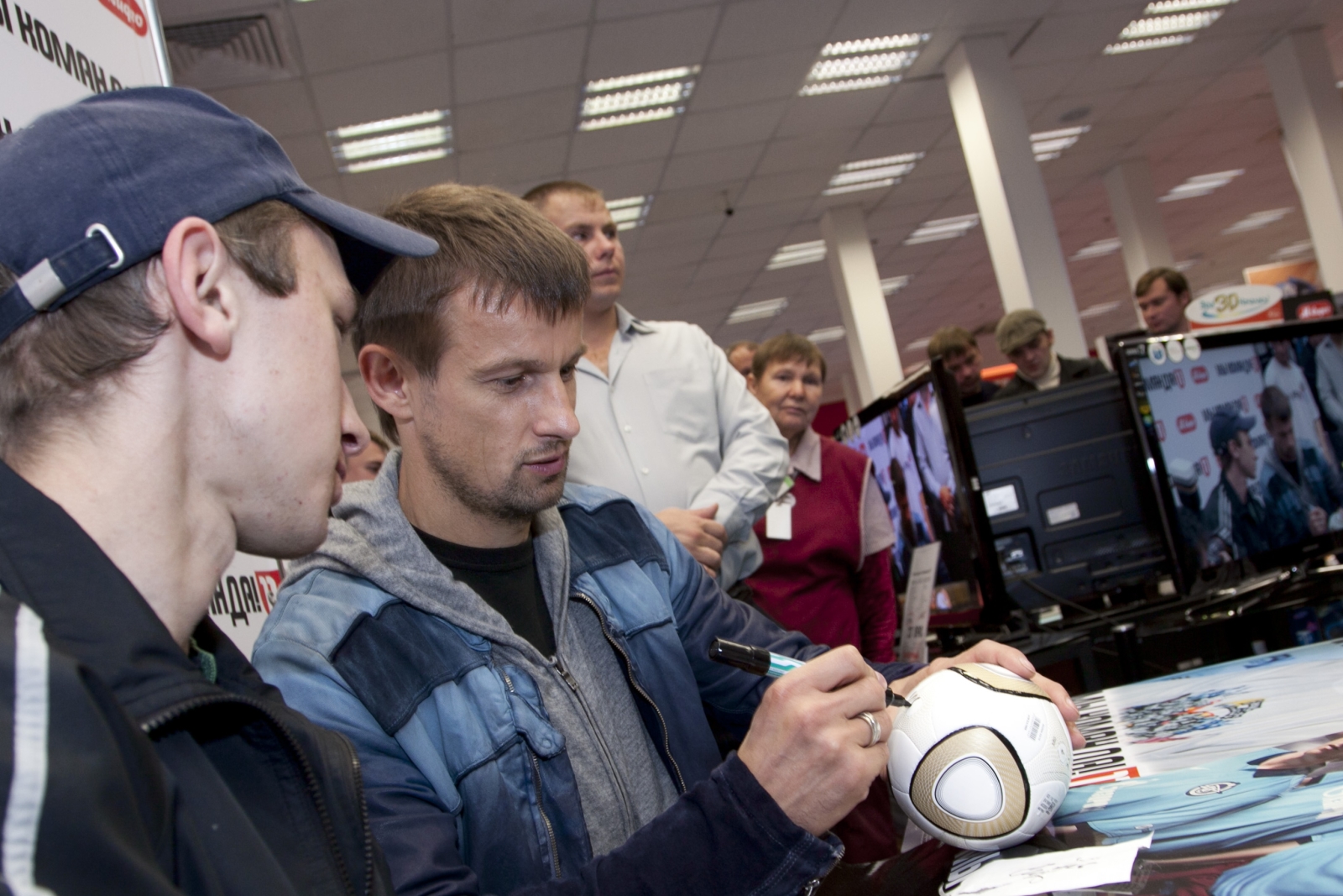 Автограф-сессия Сергея Семака