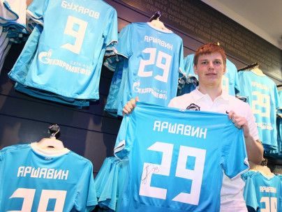 Аршавин раздает автографы своим фанатам