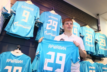 Аршавин раздает автографы своим фанатам