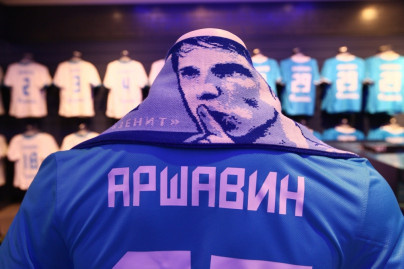 Аршавин раздает автографы своим фанатам