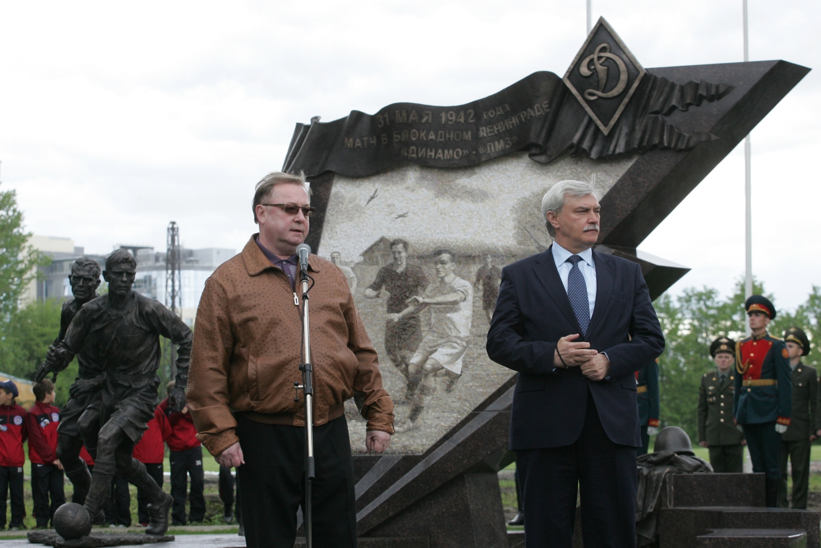 В СПб открыли памятник участникам блокадного матча