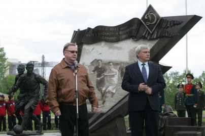 В СПб открыли памятник участникам блокадного матча