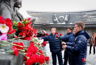 Футболисты «Зенита» возложили цветы к мемориалу защитников Ленинграда