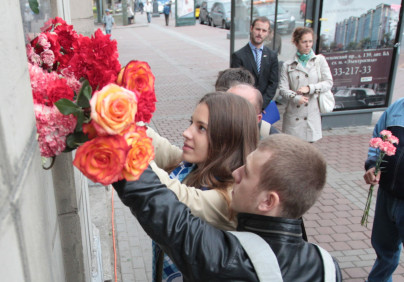 Возложение цветов ко дню рождения Павла Садырина.
