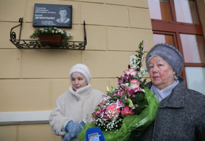 Возложение цветов к мемориальной доске Петра Дементьева








