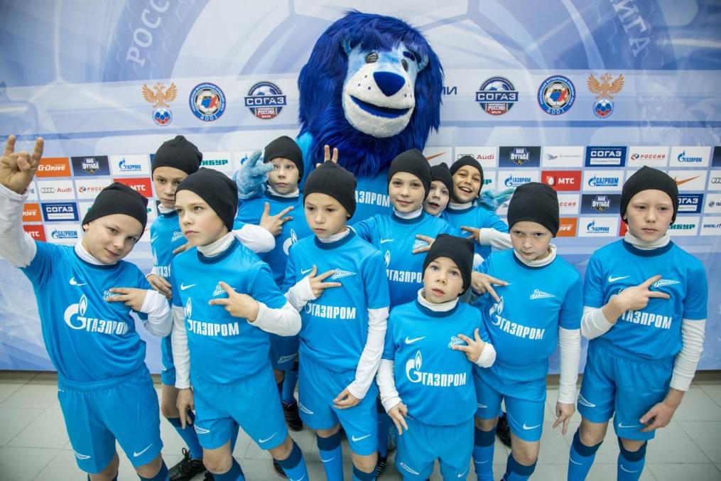 Слабовидящие дети вывели игроков «Зенита» на матче «Зенит» — «Спартак»