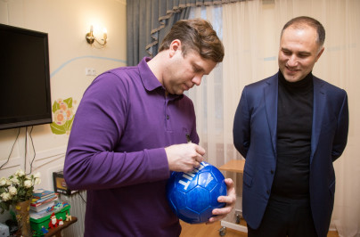 Вице-губернатор Петербурга и тренеры «Зенита» поздравили детей из «Детского хосписа» с Новым Годом