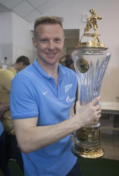 Команда в раздевалке празднует победу в Чемпионате России