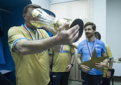 Команда в раздевалке празднует победу в Чемпионате России