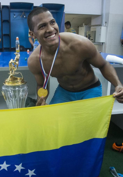 Команда в раздевалке празднует победу в Чемпионате России
