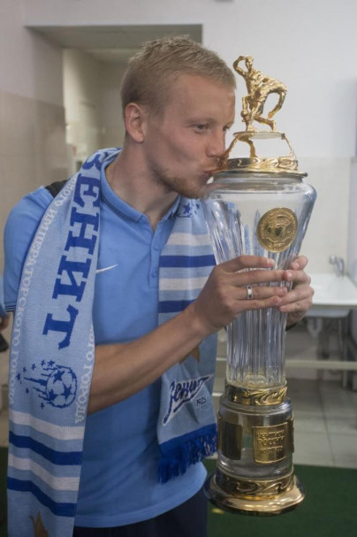 Команда в раздевалке празднует победу в Чемпионате России
