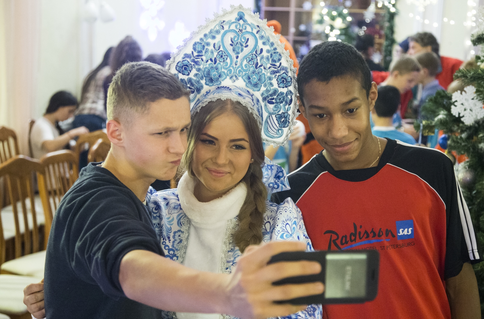 «Новогодний рейс» сине-бело-голубых: фоторепортаж из Детского дома № 53