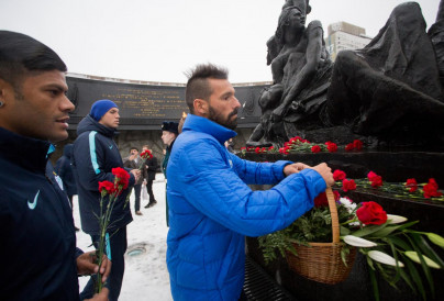 Футболисты ФК «Зенит» возложили цветы к Монументу героическим защитникам Ленинграда