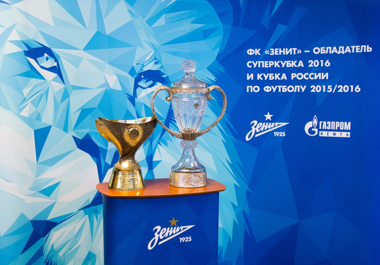 Автограф-сессия полузащитников «Зенита» Хави Гарсия, и Артура Юсупова