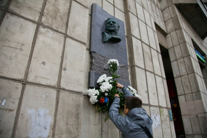 Возложение цветов к мемориальной доске Садырину