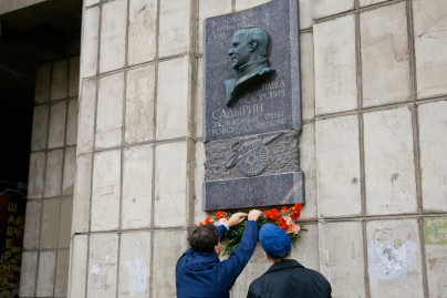 Возложение цветов к мемориальной доске Садырину