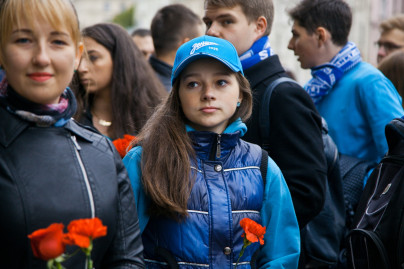Возложение цветов к мемориальной доске Садырину