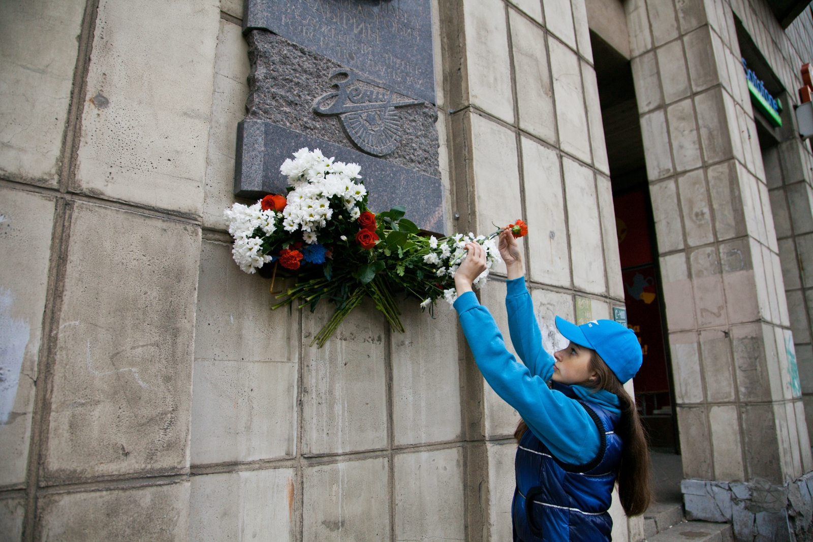 Возложение цветов к мемориальной доске Садырину