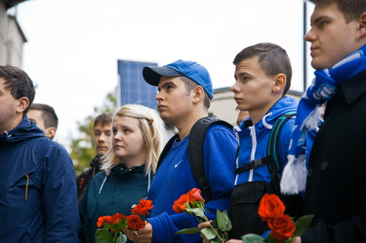 Возложение цветов к мемориальной доске Садырину