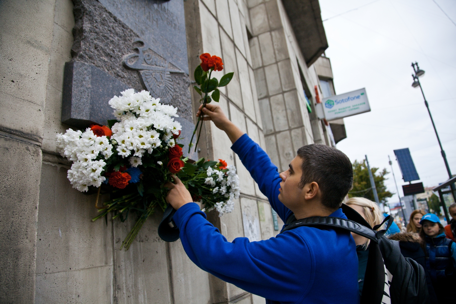 Возложение цветов к мемориальной доске Садырину